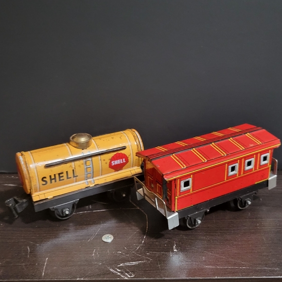 Vintage 2 Tin Litho Train Set  Red Caboose & Shell Tanker Car - Picture 3 of 10